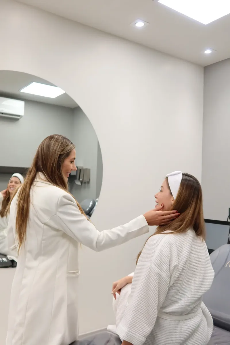 Dra. Brumna Valdivieso em avaliação facial de paciente