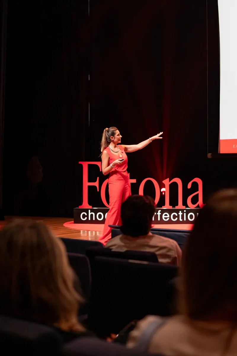 Dra. Brumna Valdivieso palestrando em evento da Fotona