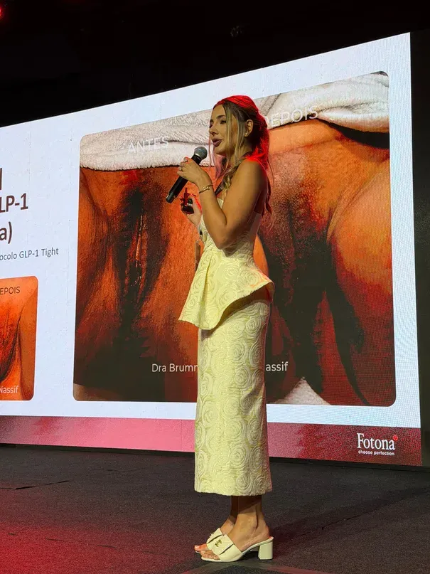 Dra. Brumna Valdivieso no palco durante palestra da Fotona